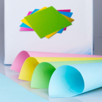 Disponível papel NCR de alta durabilidade com cores rosa azul amarelo verde branco