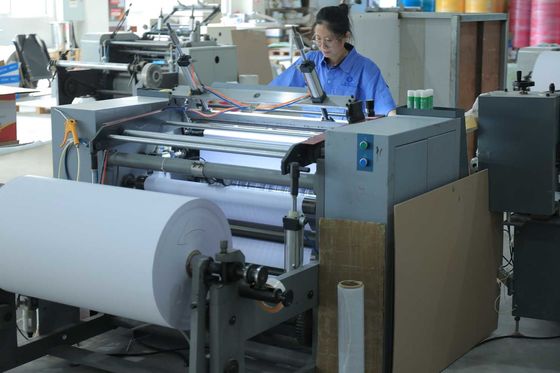 Rolo de papel térmico livre de BPA para recibos de POS Base de pasta de madeira virgem, alta suavidade e longa retenção de imagem